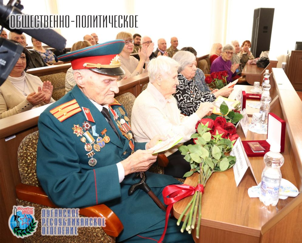 3 апреля Денис Николаевич Мирошниченко Председатель Народного Cовета Луганской Народной Республики, секретарю регионального отделения партии «Единая Россия», член Совета Луганского республиканского отделения Всероссийской... 3 апреля Денис Николаевич Мирошниченко Председатель Народного Cовета Луганской Народной Республики, секретарю регионального отделения партии «Единая Россия», член Совета Луганского республиканского отделения Всероссийской...
