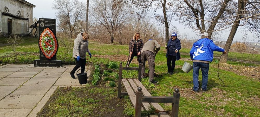 2 апреля, в рамках акции «Сад памяти», приуроченной к 80-летию Победы в Великой Отечественной войне, работники филиала «Клуб им. Кирова» - активисты Брянковского местного отделения партии «Единая Россия» посадили на... 2 апреля, в рамках акции «Сад памяти», приуроченной к 80-летию Победы в Великой Отечественной войне, работники филиала «Клуб им. Кирова» - активисты Брянковского местного отделения партии «Единая Россия» посадили на...