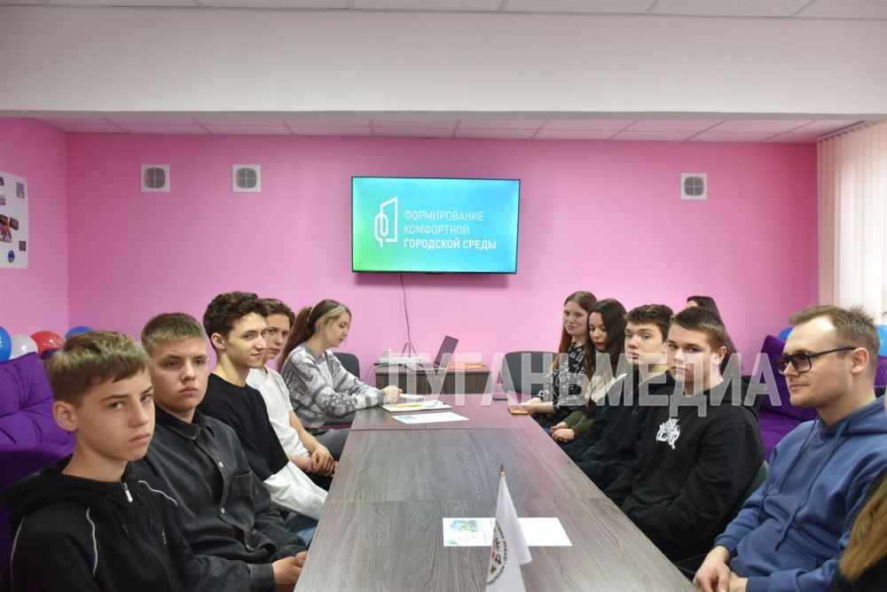В Лутугино состоялась встреча, посвященная вопросам участия волонтеров в организации голосования в рамках федерального проекта «Формирование комфортной городской среды» В Лутугино состоялась встреча, посвященная вопросам участия волонтеров в организации голосования в рамках федерального проекта «Формирование комфортной городской среды»