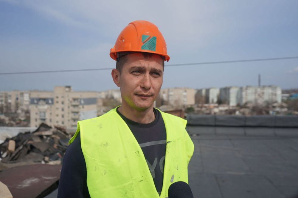 Красноярские строители продолжают обновляют кровли многоквартирных домов в Свердловске Красноярские строители продолжают обновляют кровли многоквартирных домов в Свердловске