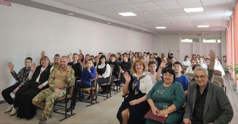 «Строки, опалённые войной»- так назывался патриотический десант, который посетил Станично-Луганскую гимназию «Строки, опалённые войной»- так назывался патриотический десант, который посетил Станично-Луганскую гимназию