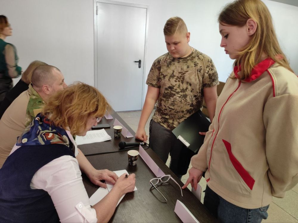 «Строки, опалённые войной»- так назывался патриотический десант, который посетил Станично-Луганскую гимназию «Строки, опалённые войной»- так назывался патриотический десант, который посетил Станично-Луганскую гимназию