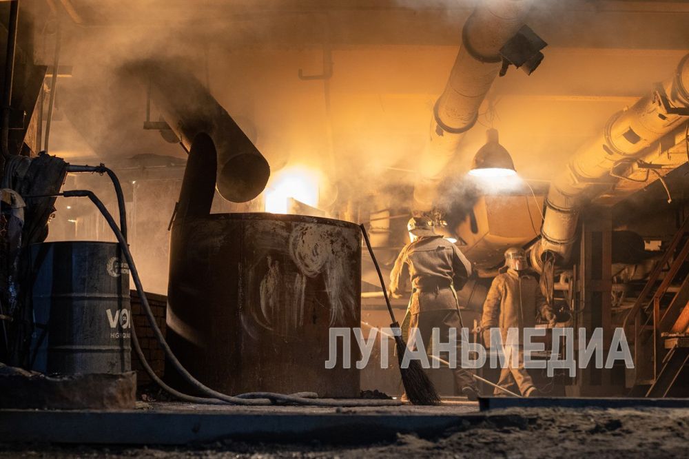 Глава Луганской Народной Республики Леонид Пасечник ознакомился с ходом восстановления производства на Стахановском заводе ферросплавов (СЗФ) и наградил отличившихся работников предприятия Глава Луганской Народной Республики Леонид Пасечник ознакомился с ходом восстановления производства на Стахановском заводе ферросплавов (СЗФ) и наградил отличившихся работников предприятия