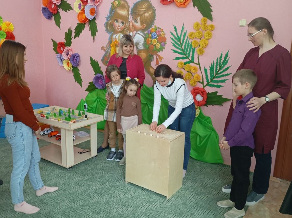 В Ровеньковском детском саду «Ивушка» прошла презентация для родителей воспитанников методической и художественной литературы, игрового дидактического материала и оборудования, которое предоставил регион-шеф Республика Коми... В Ровеньковском детском саду «Ивушка» прошла презентация для родителей воспитанников методической и художественной литературы, игрового дидактического материала и оборудования, которое предоставил регион-шеф Республика Коми...