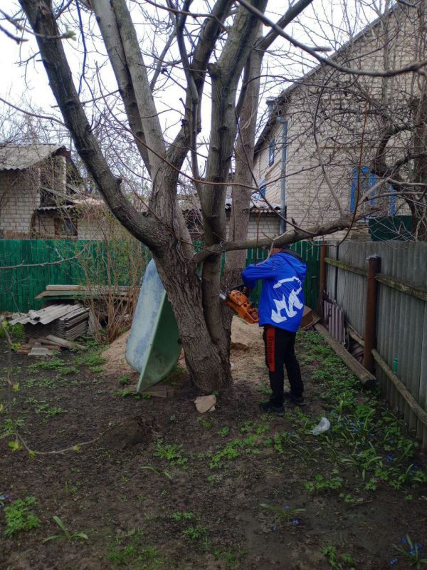 В рамках общественно значимой акции "Весна - пора наводить порядки" активисты Партии "Единая Россия" совместно с МУП "Новопсковсервис" и Администрацией Новопсковского м.о. оказали адресную помощь ветерану Великой... В рамках общественно значимой акции "Весна - пора наводить порядки" активисты Партии "Единая Россия" совместно с МУП "Новопсковсервис" и Администрацией Новопсковского м.о. оказали адресную помощь ветерану Великой...