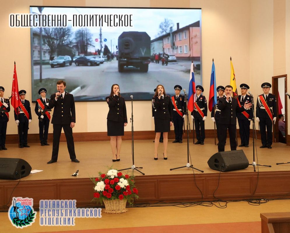3 апреля Денис Николаевич Мирошниченко Председатель Народного Cовета Луганской Народной Республики, секретарю регионального отделения партии «Единая Россия», член Совета Луганского республиканского отделения Всероссийской... 3 апреля Денис Николаевич Мирошниченко Председатель Народного Cовета Луганской Народной Республики, секретарю регионального отделения партии «Единая Россия», член Совета Луганского республиканского отделения Всероссийской...