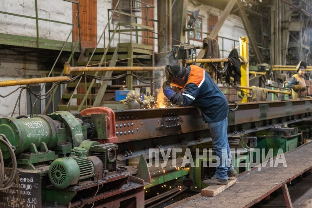 Глава ЛНР ознакомился с работой Стахановского вагоностроительного завода Глава ЛНР ознакомился с работой Стахановского вагоностроительного завода