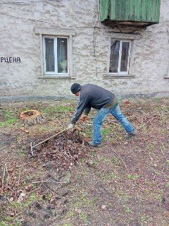 Коммунальные будни. Работники муниципального унитарного предприятия "Жилищно-эксплуатационная контора" города Ровеньки ведут работы по уборке порубочных остатков после опиловки крон деревьев, а также уборку придомовых... Коммунальные будни. Работники муниципального унитарного предприятия "Жилищно-эксплуатационная контора" города Ровеньки ведут работы по уборке порубочных остатков после опиловки крон деревьев, а также уборку придомовых...
