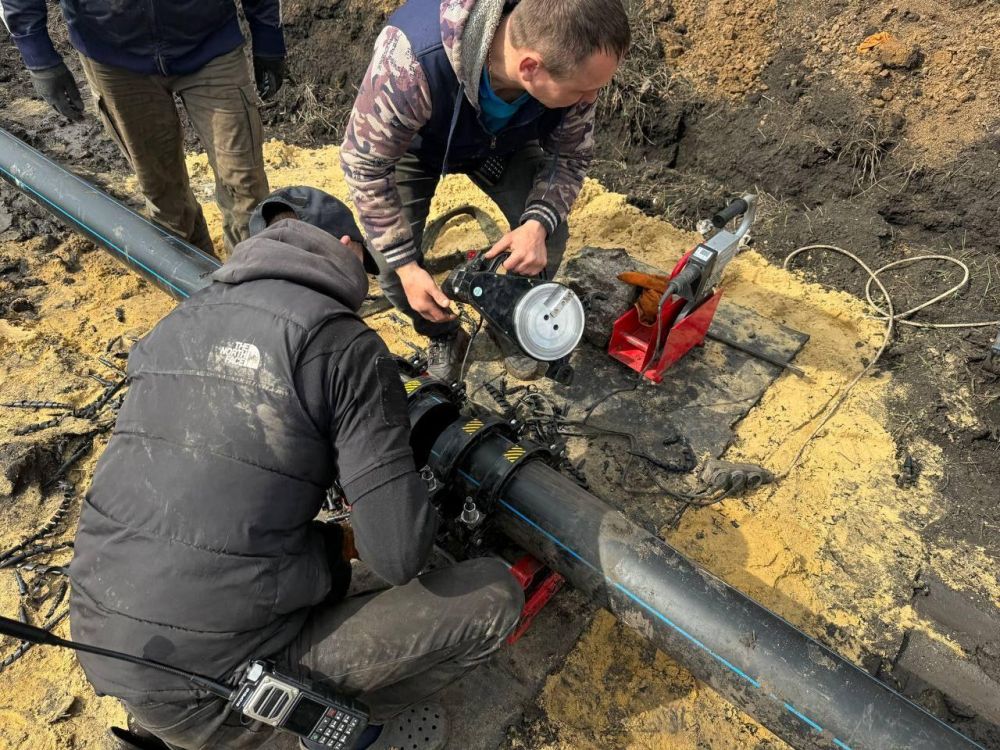 В Брянке регион-шеф обновляет участок водопровода В Брянке регион-шеф обновляет участок водопровода