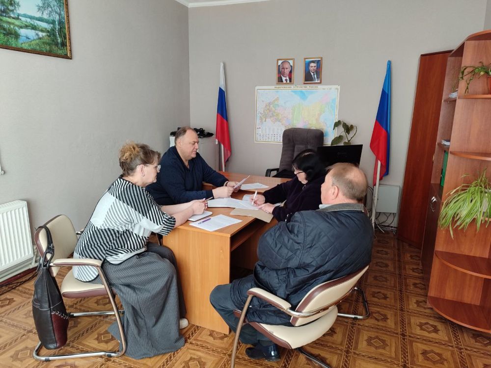 В пгт Белолуцк Новопсковского муниципалитета состоялся прием граждан, проведенный депутатом Народного Совета Луганской Народной Республики Сергеем Диденко и председатель Совета Новопсковского муниципального округа Виктория... В пгт Белолуцк Новопсковского муниципалитета состоялся прием граждан, проведенный депутатом Народного Совета Луганской Народной Республики Сергеем Диденко и председатель Совета Новопсковского муниципального округа Виктория...