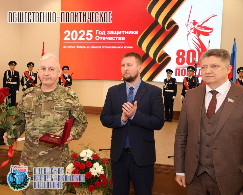 3 апреля Денис Николаевич Мирошниченко Председатель Народного Cовета Луганской Народной Республики, секретарю регионального отделения партии «Единая Россия», член Совета Луганского республиканского отделения Всероссийской... 3 апреля Денис Николаевич Мирошниченко Председатель Народного Cовета Луганской Народной Республики, секретарю регионального отделения партии «Единая Россия», член Совета Луганского республиканского отделения Всероссийской...