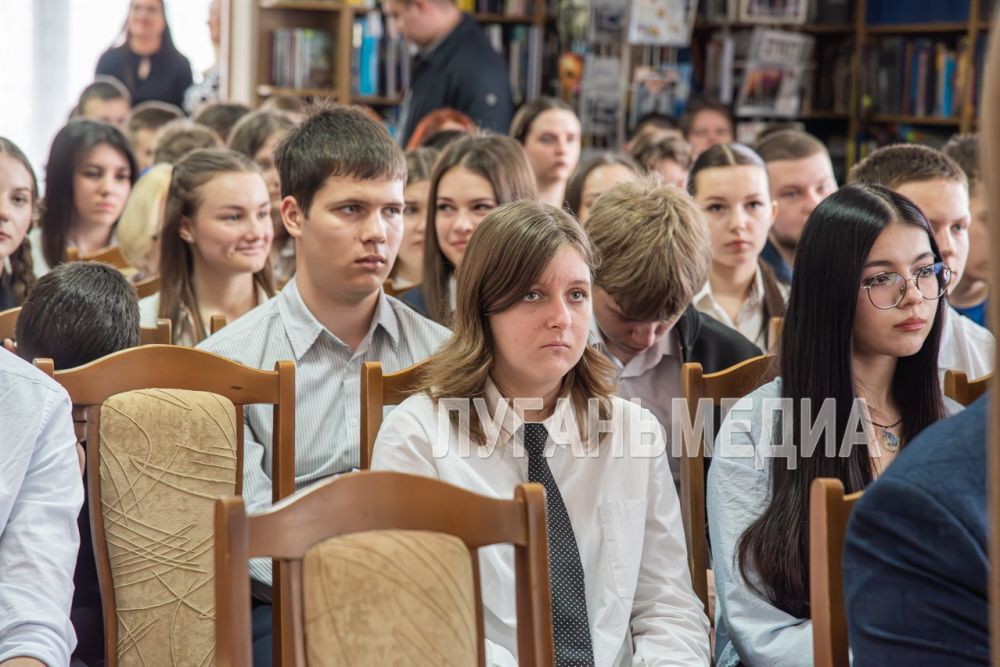 В Луганской молодежной библиотеке состоялось видеоконференция со Штабом общественной поддержки Красноярского края, посвященная событиям 6 апреля 2014 года, а именно захвату здания СБУ В Луганской молодежной библиотеке состоялось видеоконференция со Штабом общественной поддержки Красноярского края, посвященная событиям 6 апреля 2014 года, а именно захвату здания СБУ