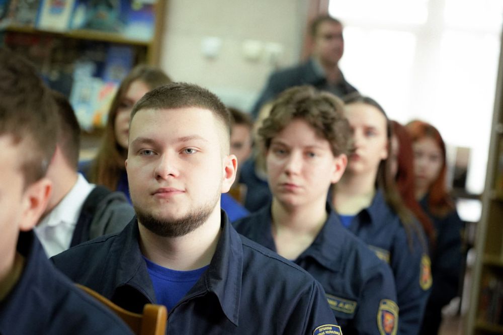 6 апреля 2014 года ополченцы взяли под контроль здания СБУ в Луганске 6 апреля 2014 года ополченцы взяли под контроль здания СБУ в Луганске