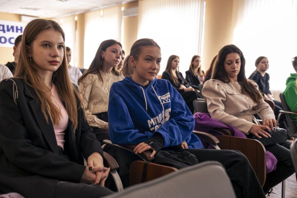 Красный Луч с нами!. Молодая Гвардия Единой России расширяет своё присутствие в Луганской Народной Республике — в Красном Луче открылось новое местное отделение организации Красный Луч с нами!. Молодая Гвардия Единой России расширяет своё присутствие в Луганской Народной Республике — в Красном Луче открылось новое местное отделение организации