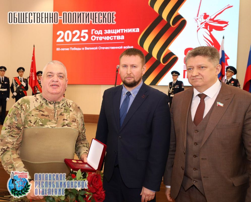 3 апреля Денис Николаевич Мирошниченко Председатель Народного Cовета Луганской Народной Республики, секретарю регионального отделения партии «Единая Россия», член Совета Луганского республиканского отделения Всероссийской... 3 апреля Денис Николаевич Мирошниченко Председатель Народного Cовета Луганской Народной Республики, секретарю регионального отделения партии «Единая Россия», член Совета Луганского республиканского отделения Всероссийской...