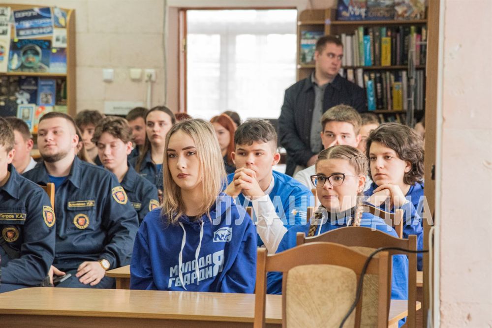 В Луганской молодежной библиотеке состоялось видеоконференция со Штабом общественной поддержки Красноярского края, посвященная событиям 6 апреля 2014 года, а именно захвату здания СБУ В Луганской молодежной библиотеке состоялось видеоконференция со Штабом общественной поддержки Красноярского края, посвященная событиям 6 апреля 2014 года, а именно захвату здания СБУ
