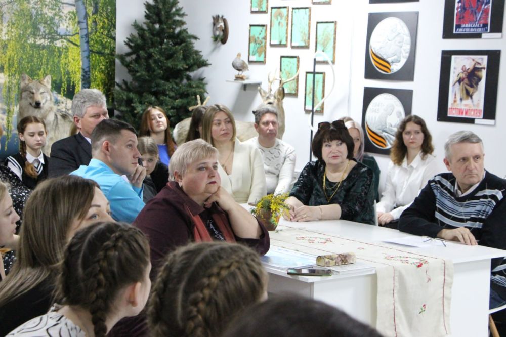 В Меловском краеведческом музее прошёл урок «Высокие достижения культуры родного края. История и современность», посвящённый 80-й годовщине Победы в Великой Отечественной войне В Меловском краеведческом музее прошёл урок «Высокие достижения культуры родного края. История и современность», посвящённый 80-й годовщине Победы в Великой Отечественной войне