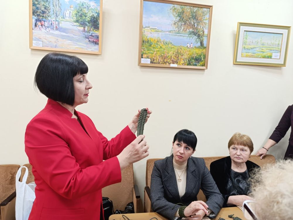 Делегация из Рубежного приняла участие в открытии республиканской выставки работ мастеров декоративно-прикладного и изобразительного искусства народного клуба «Левша» «Палитра народного творчества» Делегация из Рубежного приняла участие в открытии республиканской выставки работ мастеров декоративно-прикладного и изобразительного искусства народного клуба «Левша» «Палитра народного творчества»