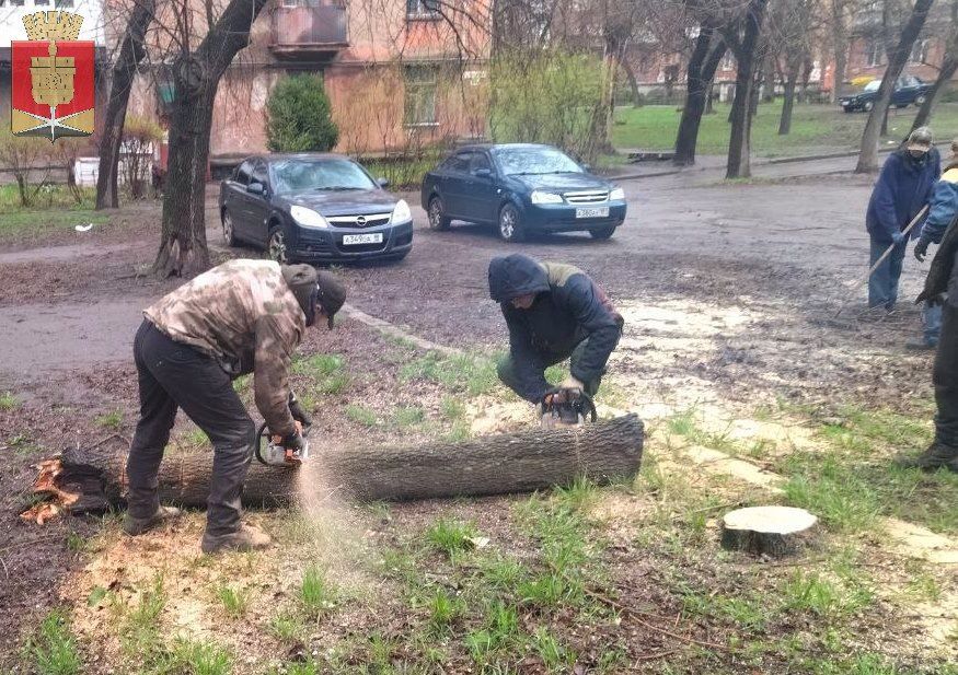 Коммунальные службы проводят работы на территории города Коммунальные службы проводят работы на территории города