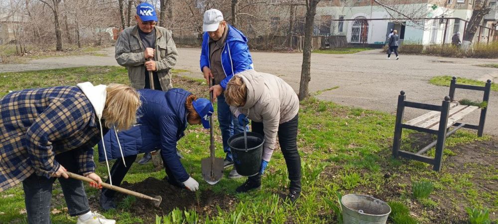 2 апреля, в рамках акции «Сад памяти», приуроченной к 80-летию Победы в Великой Отечественной войне, работники филиала «Клуб им. Кирова» - активисты Брянковского местного отделения партии «Единая Россия» посадили на... 2 апреля, в рамках акции «Сад памяти», приуроченной к 80-летию Победы в Великой Отечественной войне, работники филиала «Клуб им. Кирова» - активисты Брянковского местного отделения партии «Единая Россия» посадили на...