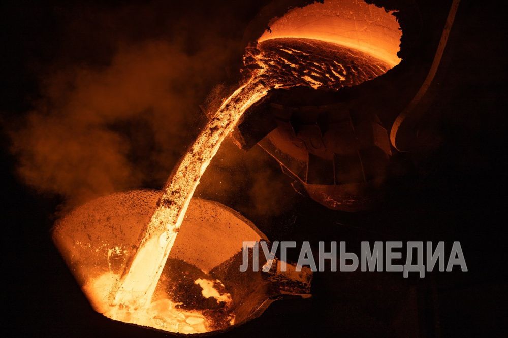Глава Луганской Народной Республики Леонид Пасечник ознакомился с ходом восстановления производства на Стахановском заводе ферросплавов (СЗФ) и наградил отличившихся работников предприятия Глава Луганской Народной Республики Леонид Пасечник ознакомился с ходом восстановления производства на Стахановском заводе ферросплавов (СЗФ) и наградил отличившихся работников предприятия