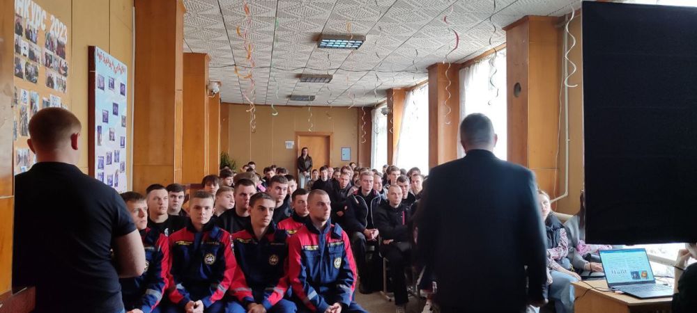 На базе дискуссионной площадки «Открытый диалог», в рамках реализации мероприятий, направленных на профилактику экстремизма и идеологии терроризма в молодежной среде, добровольцы ССО "Молодогвардеец" ЛугРО ВСКС и студенты... На базе дискуссионной площадки «Открытый диалог», в рамках реализации мероприятий, направленных на профилактику экстремизма и идеологии терроризма в молодежной среде, добровольцы ССО "Молодогвардеец" ЛугРО ВСКС и студенты...