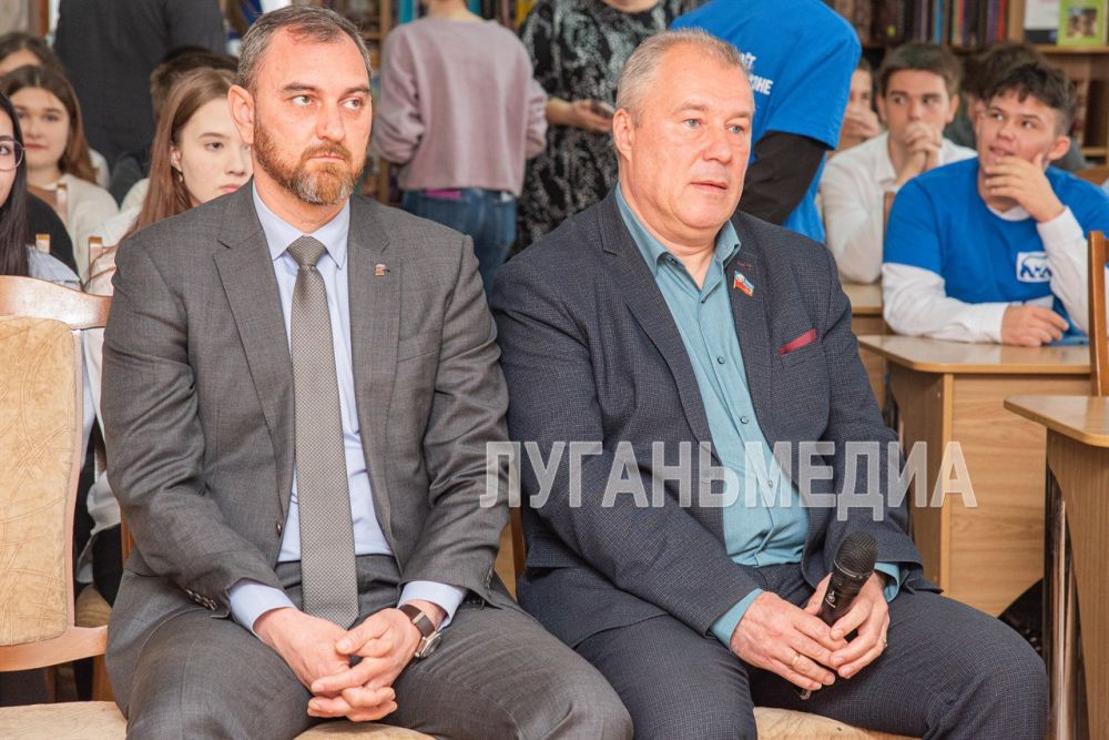 В Луганской молодежной библиотеке состоялось видеоконференция со Штабом общественной поддержки Красноярского края, посвященная событиям 6 апреля 2014 года, а именно захвату здания СБУ В Луганской молодежной библиотеке состоялось видеоконференция со Штабом общественной поддержки Красноярского края, посвященная событиям 6 апреля 2014 года, а именно захвату здания СБУ