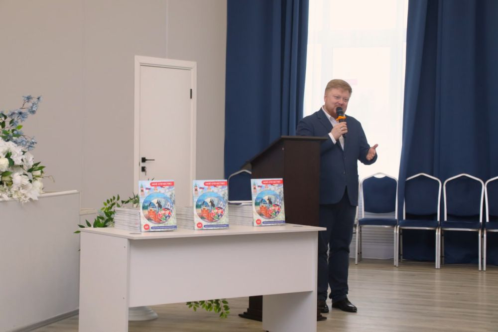Родина в картинках. В ЛНР представлен уникальный сборник «Мое Отечество» для дошкольников Министерство образования и науки ЛНР совместно с депутатом Народного Совета Светланой Гизай разработали тематический сборник карточек... Родина в картинках. В ЛНР представлен уникальный сборник «Мое Отечество» для дошкольников Министерство образования и науки ЛНР совместно с депутатом Народного Совета Светланой Гизай разработали тематический сборник карточек...