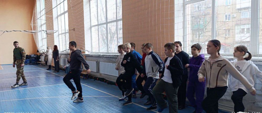 Дух единства к победе. В рамках проекта «Краснодонский центр военно-спортивного воспитания «Альбатрос», который стал победителем конкурса Росмолодёжь.Гранты в 2024 году, активисты Движения Первых приняли участие в... Дух единства к победе. В рамках проекта «Краснодонский центр военно-спортивного воспитания «Альбатрос», который стал победителем конкурса Росмолодёжь.Гранты в 2024 году, активисты Движения Первых приняли участие в...