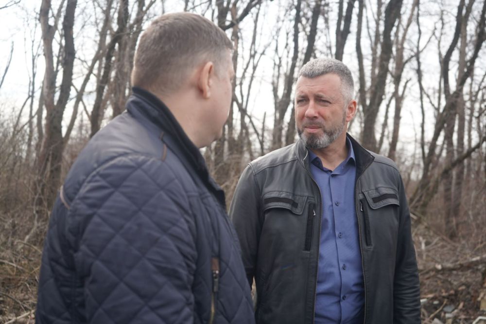 Андрей Сухачев: С руководителем делегации Красноярского края Виталием Панасенко проинспектировали, как идут начавшиеся в марте работы по ремонту дорожного полотна на ул.Дарвина Андрей Сухачев: С руководителем делегации Красноярского края Виталием Панасенко проинспектировали, как идут начавшиеся в марте работы по ремонту дорожного полотна на ул.Дарвина