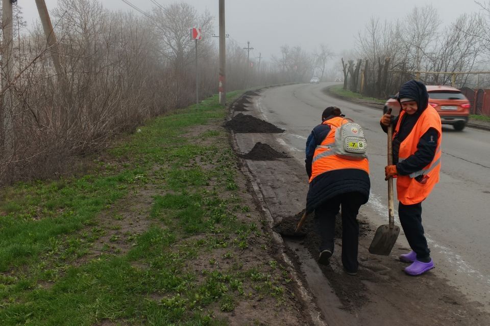 Свердловские коммунальщики приводят в порядок улицы города Свердловские коммунальщики приводят в порядок улицы города