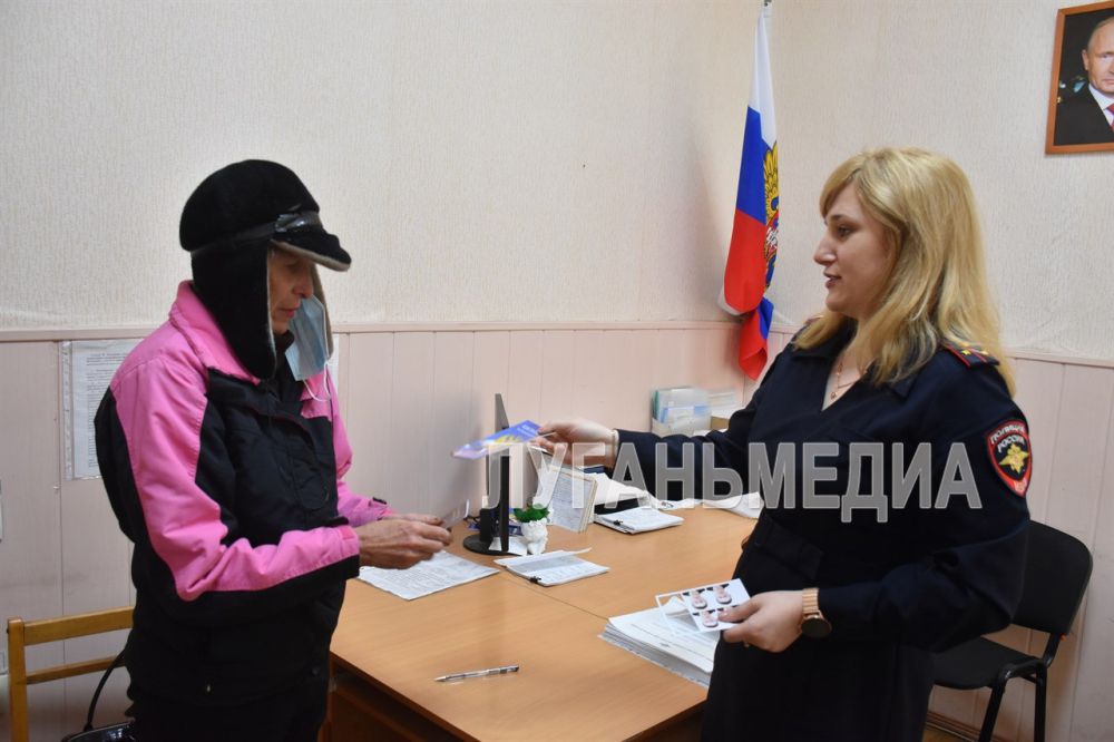 Стахановчанка, не имеющая никаких документов, получила паспорт гражданина РФ Стахановчанка, не имеющая никаких документов, получила паспорт гражданина РФ