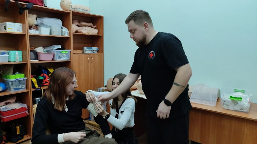 Будущие психологи обучились на курсах первой помощи в Школе медицины катастроф Будущие психологи обучились на курсах первой помощи в Школе медицины катастроф
