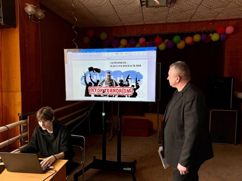 На базе дискуссионной площадки «Открытый диалог», в рамках реализации мероприятий, направленных на профилактику экстремизма и идеологии терроризма в молодежной среде, добровольцы ССО "Молодогвардеец" ЛугРО ВСКС и студенты... На базе дискуссионной площадки «Открытый диалог», в рамках реализации мероприятий, направленных на профилактику экстремизма и идеологии терроризма в молодежной среде, добровольцы ССО "Молодогвардеец" ЛугРО ВСКС и студенты...