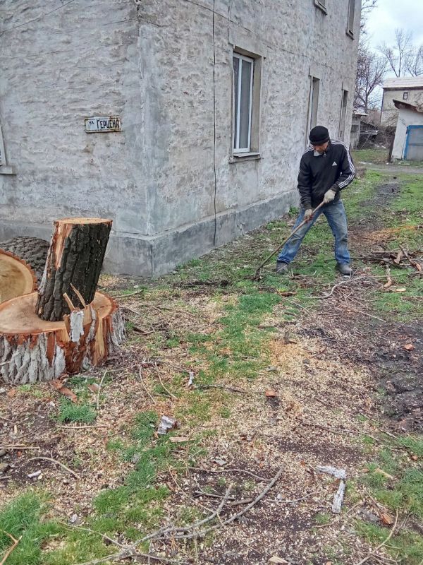 Коммунальные будни. Работники муниципального унитарного предприятия "Жилищно-эксплуатационная контора" города Ровеньки ведут работы по уборке порубочных остатков после опиловки крон деревьев, а также уборку придомовых... Коммунальные будни. Работники муниципального унитарного предприятия "Жилищно-эксплуатационная контора" города Ровеньки ведут работы по уборке порубочных остатков после опиловки крон деревьев, а также уборку придомовых...