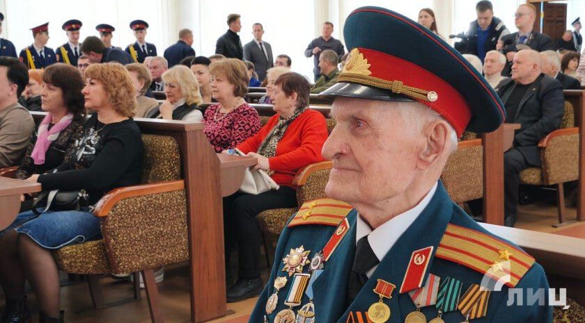 Презентация проектов, посвященных Году защитника Отечества в РФ и реализуемых в Луганске, состоялась в городской администрации Презентация проектов, посвященных Году защитника Отечества в РФ и реализуемых в Луганске, состоялась в городской администрации
