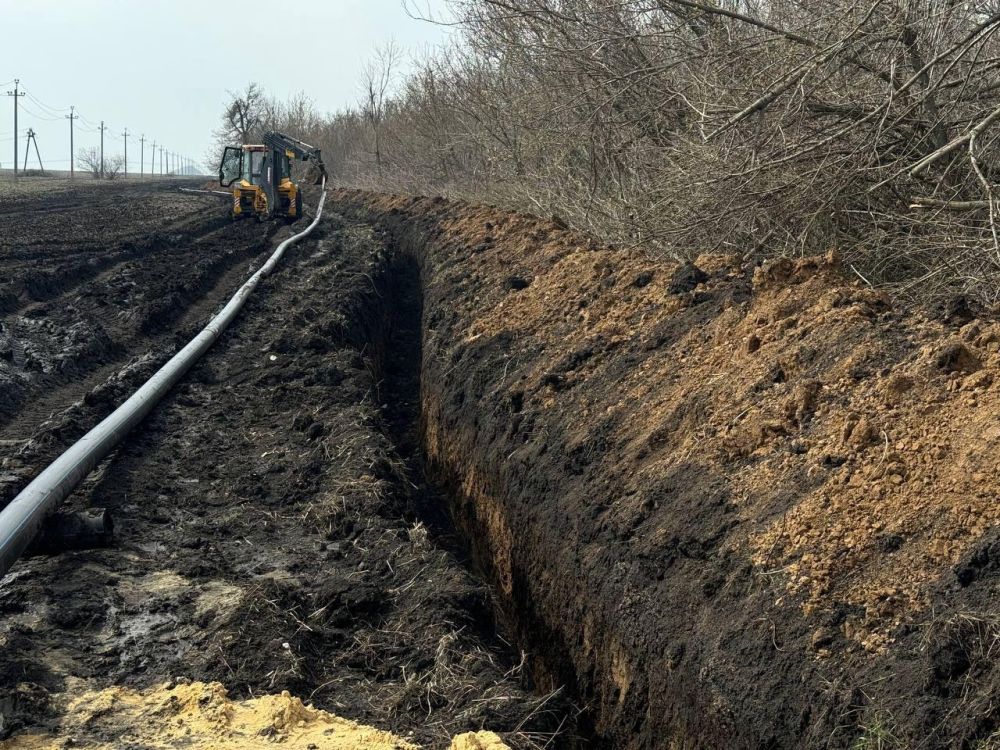В Брянке регион-шеф обновляет участок водопровода В Брянке регион-шеф обновляет участок водопровода
