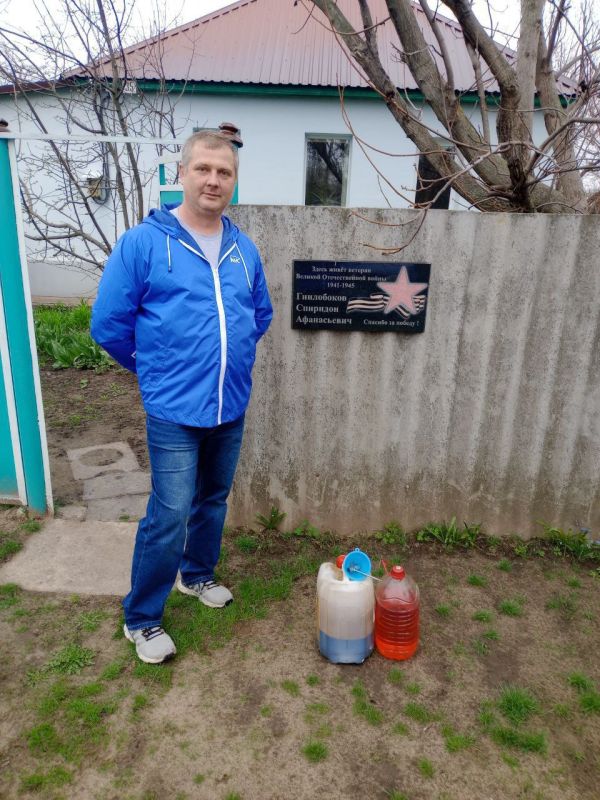 Виктория Кайдалова: В рамках общественно значимой акции "Весна - пора наводить порядки" активисты Партии "Единая Россия" совместно с МУП "Новопсковсервис" и Администрацией Новопсковского м.о. оказали адресную помощь...