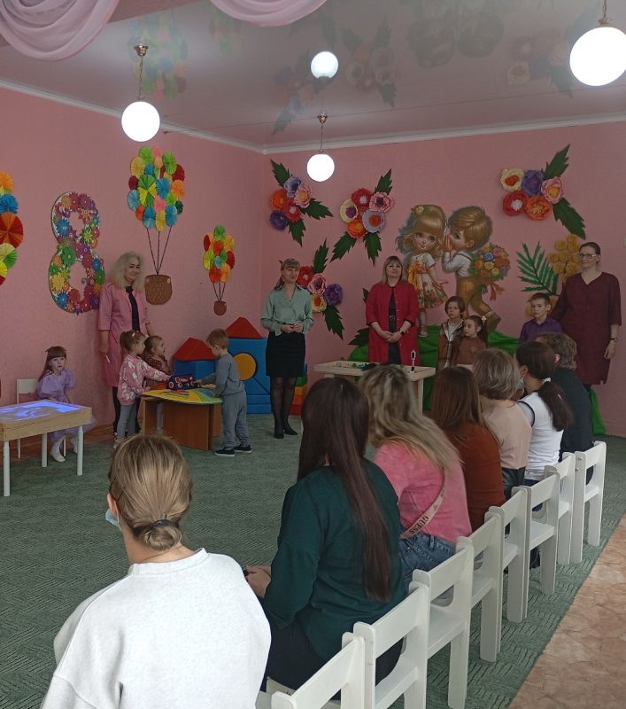 В Ровеньковском детском саду «Ивушка» прошла презентация для родителей воспитанников методической и художественной литературы, игрового дидактического материала и оборудования, которое предоставил регион-шеф Республика Коми... В Ровеньковском детском саду «Ивушка» прошла презентация для родителей воспитанников методической и художественной литературы, игрового дидактического материала и оборудования, которое предоставил регион-шеф Республика Коми...