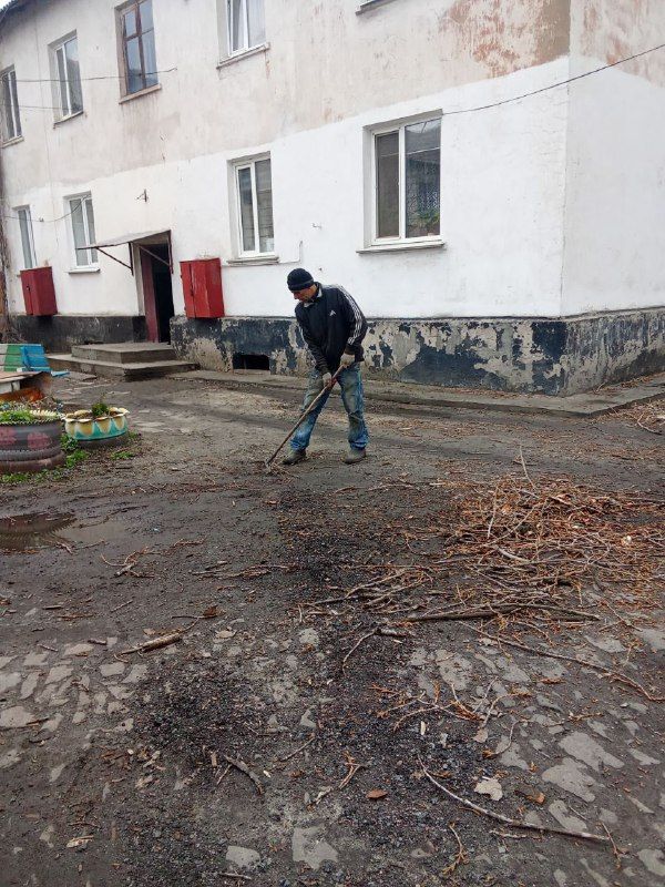 Коммунальные будни. Работники муниципального унитарного предприятия "Жилищно-эксплуатационная контора" города Ровеньки ведут работы по уборке порубочных остатков после опиловки крон деревьев, а также уборку придомовых... Коммунальные будни. Работники муниципального унитарного предприятия "Жилищно-эксплуатационная контора" города Ровеньки ведут работы по уборке порубочных остатков после опиловки крон деревьев, а также уборку придомовых...