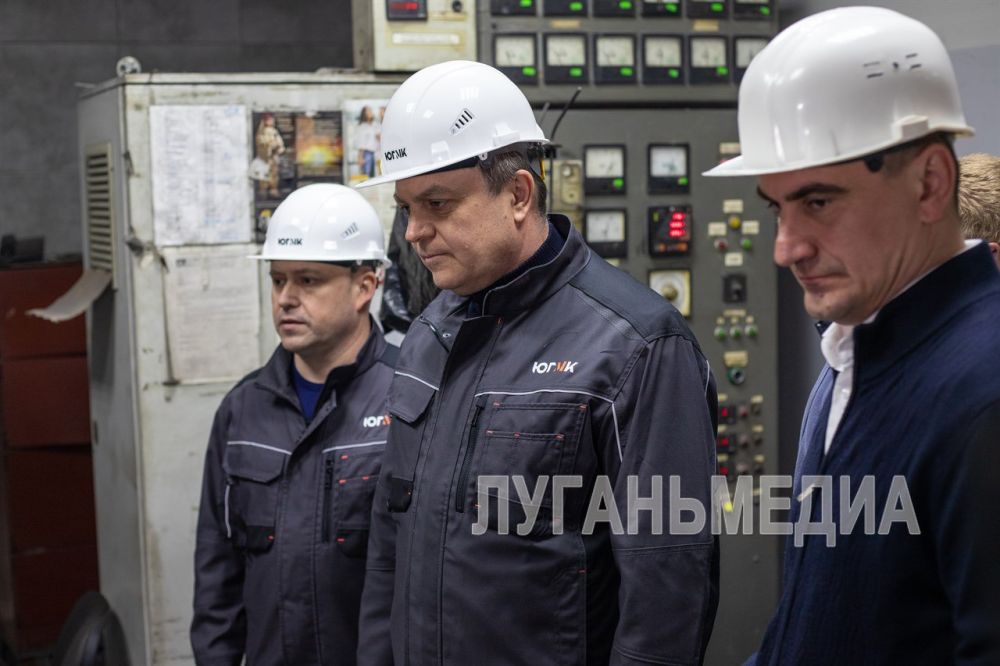 Глава Луганской Народной Республики Леонид Пасечник ознакомился с ходом восстановления производства на Стахановском заводе ферросплавов (СЗФ) и наградил отличившихся работников предприятия Глава Луганской Народной Республики Леонид Пасечник ознакомился с ходом восстановления производства на Стахановском заводе ферросплавов (СЗФ) и наградил отличившихся работников предприятия