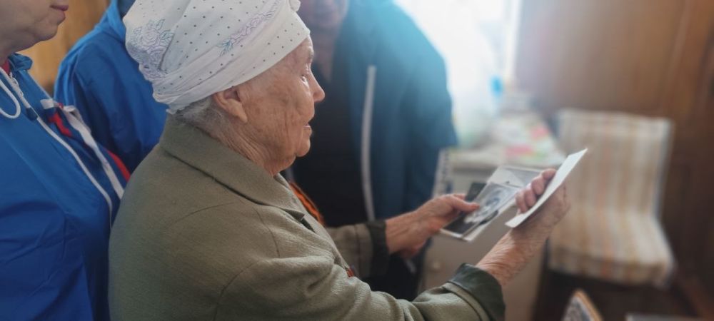 В эстафеты добрых дел «Весна – пора наводить порядки» рубежанские единороссы оказали помощь одинокой пенсионерке В эстафеты добрых дел «Весна – пора наводить порядки» рубежанские единороссы оказали помощь одинокой пенсионерке