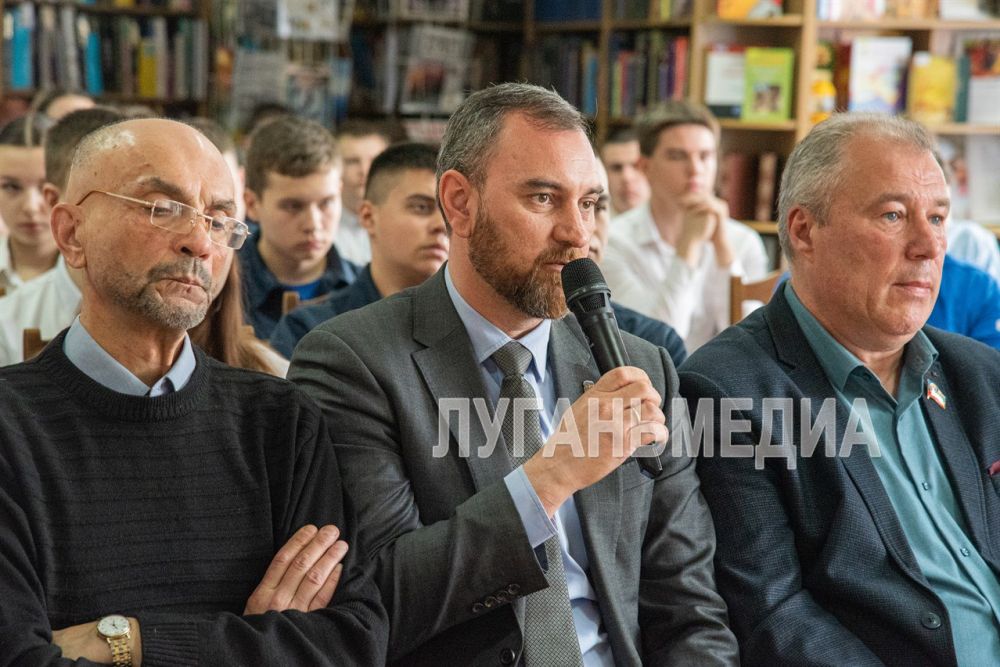 В Луганской молодежной библиотеке состоялось видеоконференция со Штабом общественной поддержки Красноярского края, посвященная событиям 6 апреля 2014 года, а именно захвату здания СБУ В Луганской молодежной библиотеке состоялось видеоконференция со Штабом общественной поддержки Красноярского края, посвященная событиям 6 апреля 2014 года, а именно захвату здания СБУ