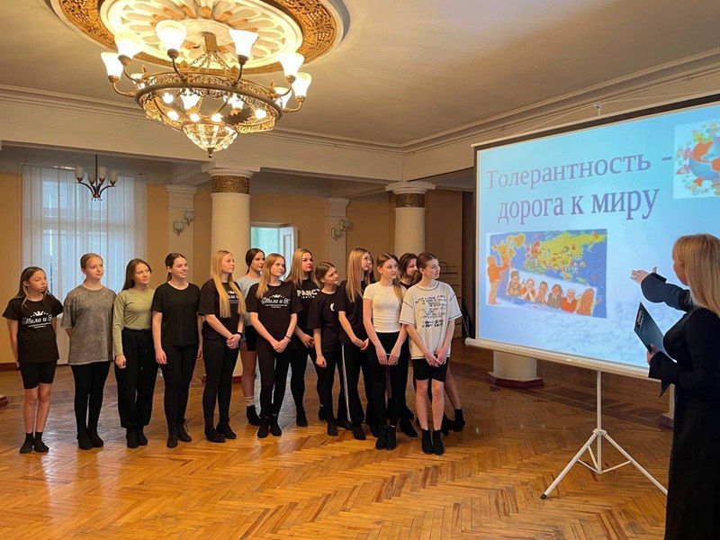 В Краснодонском Дворце культуры провели урок толерантности для воспитанников В Краснодонском Дворце культуры провели урок толерантности для воспитанников
