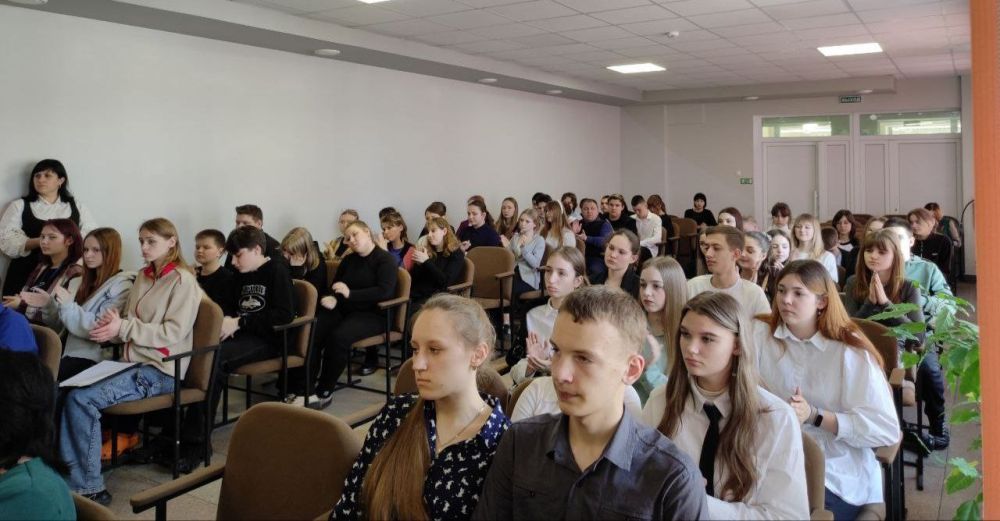 «Строки, опалённые войной»- так назывался патриотический десант, который посетил Станично-Луганскую гимназию «Строки, опалённые войной»- так назывался патриотический десант, который посетил Станично-Луганскую гимназию