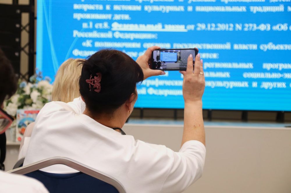 Родина в картинках. В ЛНР представлен уникальный сборник «Мое Отечество» для дошкольников Министерство образования и науки ЛНР совместно с депутатом Народного Совета Светланой Гизай разработали тематический сборник карточек... Родина в картинках. В ЛНР представлен уникальный сборник «Мое Отечество» для дошкольников Министерство образования и науки ЛНР совместно с депутатом Народного Совета Светланой Гизай разработали тематический сборник карточек...