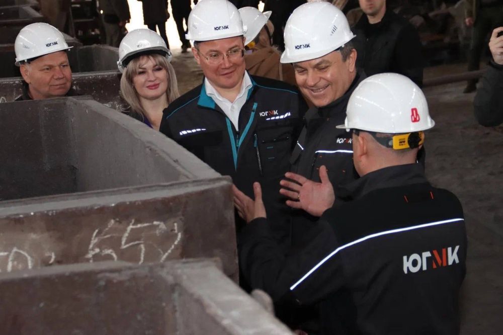 На Стахановском заводе ферросплавов в присутствии Главы ЛНР Леонида Пасечника официально запущена рудовосстановительная печь №6 На Стахановском заводе ферросплавов в присутствии Главы ЛНР Леонида Пасечника официально запущена рудовосстановительная печь №6