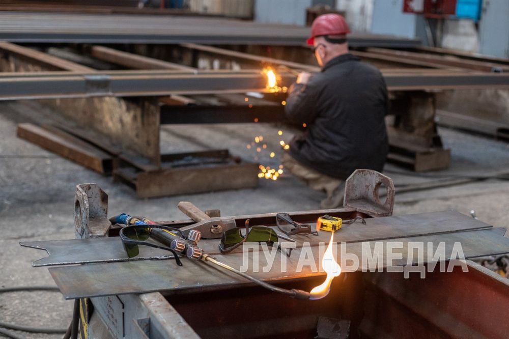 Глава ЛНР ознакомился с работой Стахановского вагоностроительного завода Глава ЛНР ознакомился с работой Стахановского вагоностроительного завода