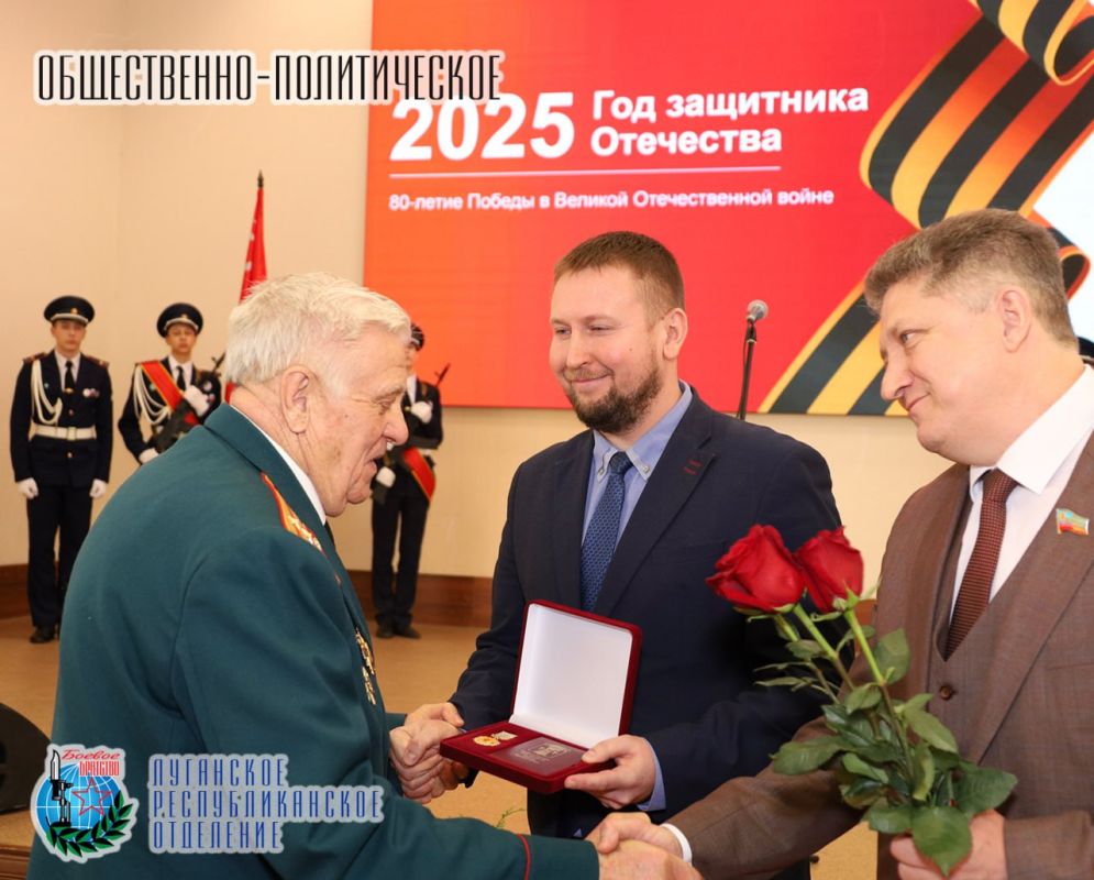 3 апреля Денис Николаевич Мирошниченко Председатель Народного Cовета Луганской Народной Республики, секретарю регионального отделения партии «Единая Россия», член Совета Луганского республиканского отделения Всероссийской... 3 апреля Денис Николаевич Мирошниченко Председатель Народного Cовета Луганской Народной Республики, секретарю регионального отделения партии «Единая Россия», член Совета Луганского республиканского отделения Всероссийской...