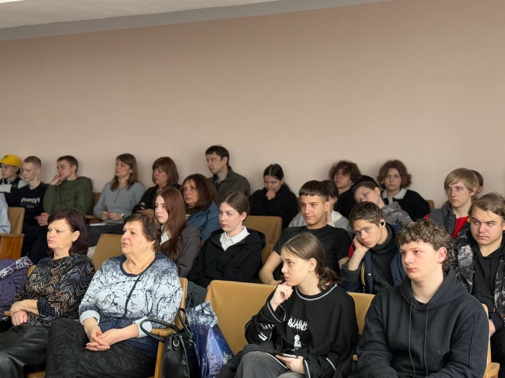 Виктория Сергеева: Сегодня, в Администрации городского округа прошла встреча учащихся 10-11 классов с представителем Луганского медицинского университета имени Святителя Луки Виктория Сергеева: Сегодня, в Администрации городского округа прошла встреча учащихся 10-11 классов с представителем Луганского медицинского университета имени Святителя Луки